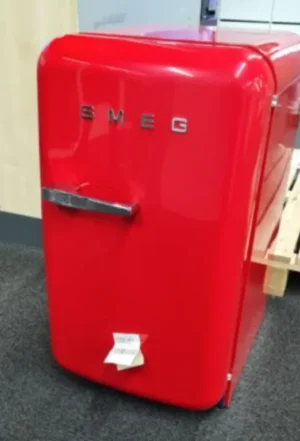 Liten minikyl från märket Smeg man önskar i sitt sovrum