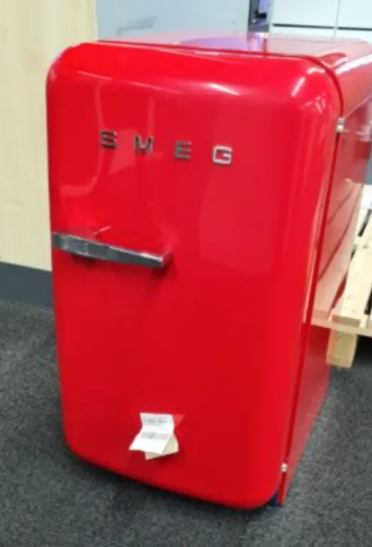 Liten minikyl från märket Smeg man önskar i sitt sovrum