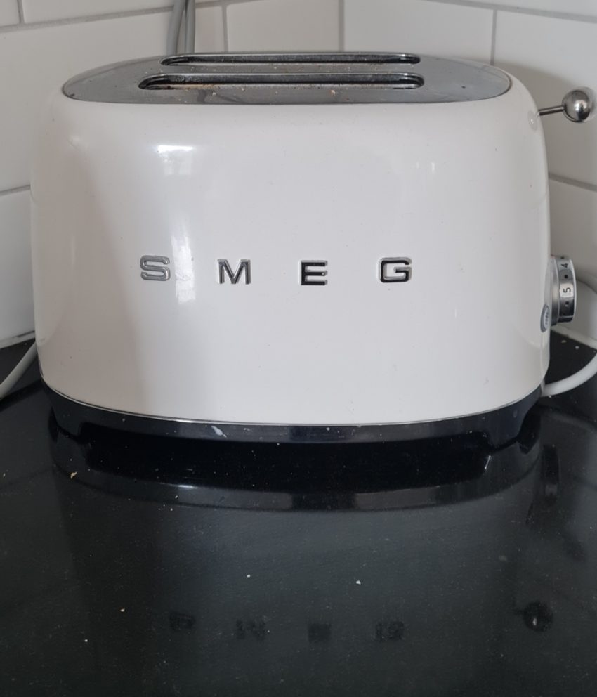 Här ser ni en brödrost från Smeg. Smeg har kökselektronik som är en inredning i sig. Därför säljer de mycket.