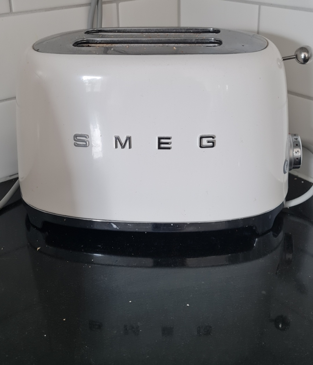 Här ser ni en brödrost från Smeg. Smeg har kökselektronik som är en inredning i sig. Därför säljer de mycket.